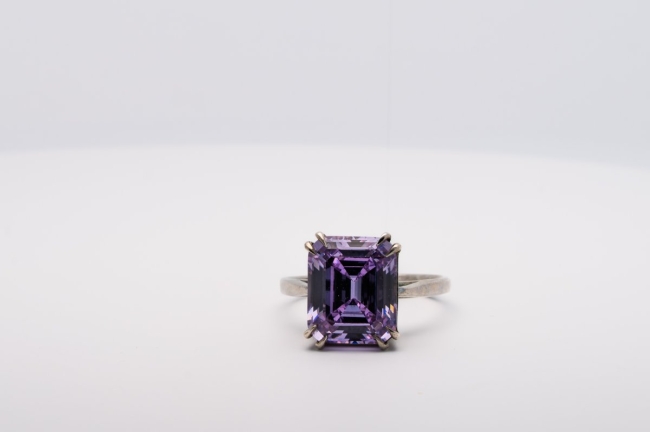 Bague Zircon Violet de Synthèse Taille Emeraude 12 x10 mm
