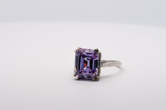 Bague Zircon Violet de Synthèse Taille Emeraude 12 x10 mm