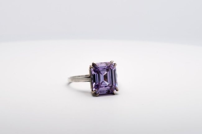 Bague Zircon Violet de Synthèse Taille Emeraude 12 x10 mm